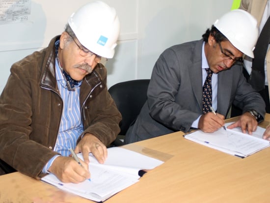 El ex ministro de Planificación Federal, Julio De Vido, y el intendente de Escobar, Sandro Guzmán, firman contrato por la planta de Escobar en 2011. Fuente: El Día de Escobar.