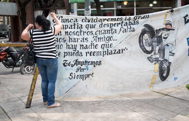 Bandera colgada en la plaza frente al Tribunal de Mercedes donde se leyó la sentencia del juicio. Foto: Facebook Correpi.